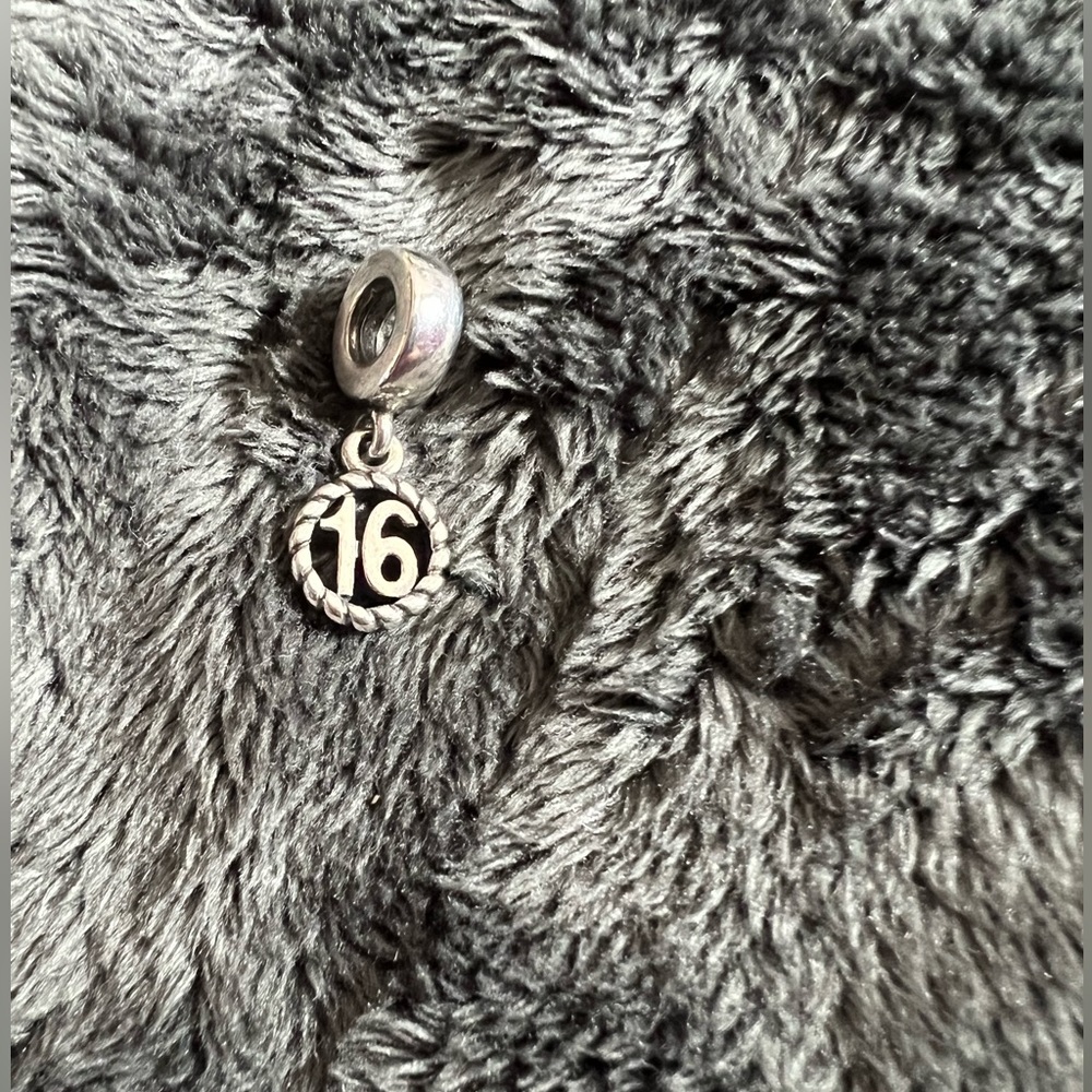 Pandora Sweet 16 charm